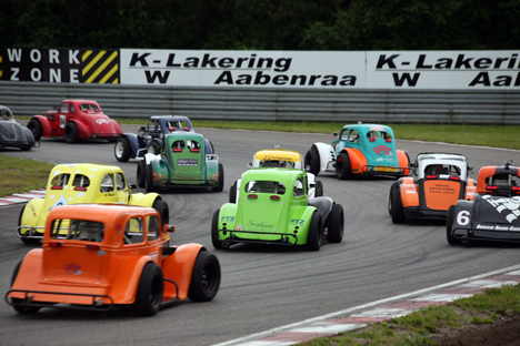 Det er et herligt syn med de mange farvestrålende Legend Cars - Her kort efter start ligger Mikkel C. Johansen midt i feltet med sin lysegrønne Chevy Coupe